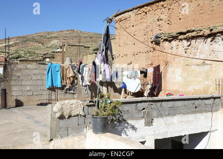 Waschen Trocknen in einem Berber-Haus im Dorf Sidi Hassain im hohen Atlasgebirge, Marokko hing. Stockfoto