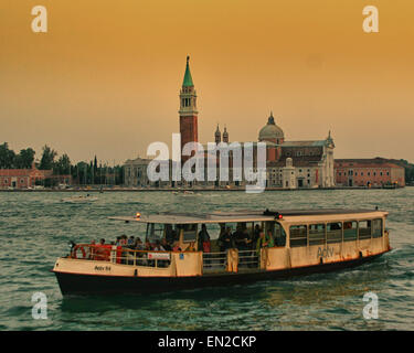 7. Oktober 2004 - Venedig, Provinz Venedig, Italien - in der Abenddämmerung eine Vaporetto (Wasserbus) St. Marks Basin navigiert. Im Hintergrund ist eines der architektonischen Herrlichkeiten von Venedig, die Insel Kirche von San Giorgio Maggiore. Von Palladio erbaut, scheint es in der Mitte St. Marks Beckens, nur wenige hundert Yards von Piazza San Marco (Markusplatz) schweben. Venedig, ein UNESCO-Weltkulturerbe zählt zu den beliebtesten internationalen Reisezielen. (Kredit-Bild: © Arnold Drapkin/ZUMA Draht) Stockfoto