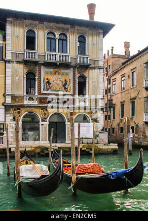 7. Oktober 2004 - Venedig, Provinz von Venedig, Italien - zwei traditionelle venezianische Gondeln vor der Grand Canal Palazzo Salviati konstruiert 1n angedockt sind 1924 durch die Glasmacher von Murano, 19. Jahrhundert venezianischem Glas und Mosaik Maker Antonio Salviati zu Ehren. Venedig, ein UNESCO-Weltkulturerbe zählt zu den beliebtesten internationalen Reisezielen. (Kredit-Bild: © Arnold Drapkin/ZUMA Draht) Stockfoto