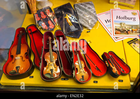 Eine Auswahl von Modell Geigen auf dem Display um zu verkaufen in Wien, Österreich. Stockfoto