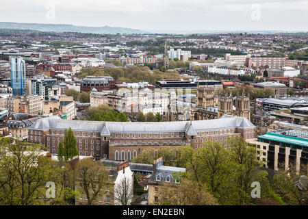 Blick über Bristol von Cabot Tower mit den Stadtrat-Büros im Vordergrund neben Bristol Cathedral.  Bristol, UK. Stockfoto