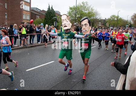 Läufer nehmen an den Straßen von London bis 2016 Jungfrau Geld London Marathon teilzunehmen Stockfoto