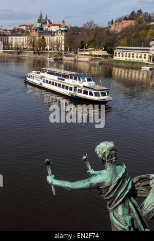 Prager Jugendstil, Statue auf Cechuv Brücke Bootsfahrt auf der Moldau im Hintergrund die Prager Burg, Tschechische Republik, Europa Stockfoto