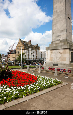 Harrogate, Nordyorkshire. Auf der Suche hinter dem Kenotaph in Richtung Bettys Cafe auf Parlament St Stockfoto