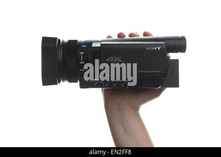 NOVI SAD, Serbien - 25. April 2015: Person hält Sony FDR AX100, 4 k UHD Handycam Camcorder Ultra High Definition nicht erfasst Stockfoto