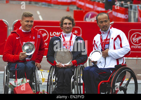 London, UK. 26. April 2015. Die Gewinner der T53/54 Männerrennen hält ihre Trophäen nach der Siegerehrung beim Jungfrau-Geld-London-Marathon, Sonntag, 26. April 2015. L, R: David Weir (GBR, 2. Platz), Joshua George (USA, 1. Platz), Masazumi Soejima (JPN, 3. Platz). Bildnachweis: Michael Preston/Alamy Live-Nachrichten Stockfoto