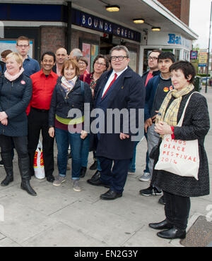 London, UK. 26. April 2015. Tessa Jowell und Tom Watson Leinwand für Labour-Kandidaten Catherine West, Hornsey und Holz Greeen außerhalb Bounds Green Tube Haringey London UK 26.4.15 Credit: Prixpics/Alamy Live News Stockfoto