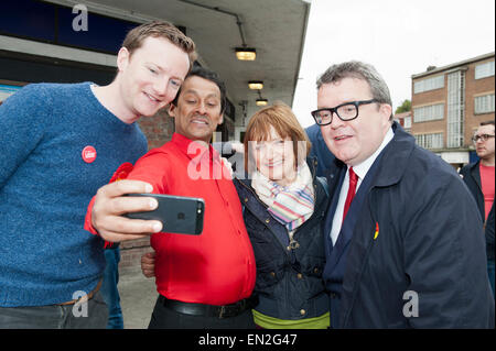 London, UK. 26. April 2015. Tessa Jowell und Tom Watson Leinwand für Labour-Kandidaten Catherine West, Hornsey und Holz Greeen außerhalb Bounds Green Tube Haringey London UK 26.4.15 Credit: Prixpics/Alamy Live News Stockfoto