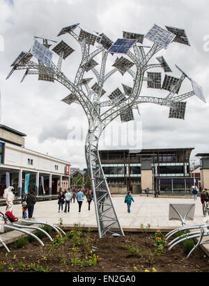 Solar-Panel-Baum in Bristol Millennium Square installiert während Bristols 2015 European Green Capital Jahr. Bristol, UK. Stockfoto