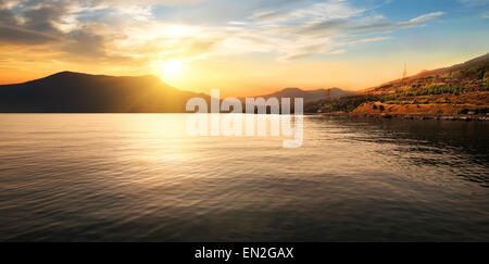 Ruhige See und Berge auf den wunderschönen Sonnenuntergang Stockfoto