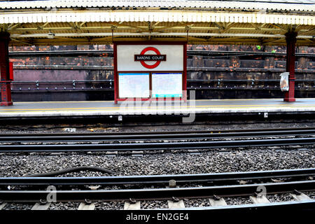 Hüten die Lücke an u-Bahnstation Barons Court Stockfoto