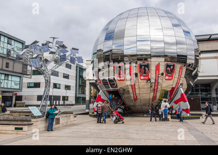 Solar-Panel-Baum und Planetarium in Bristol Millennium Square.  Bristol, UK. Stockfoto