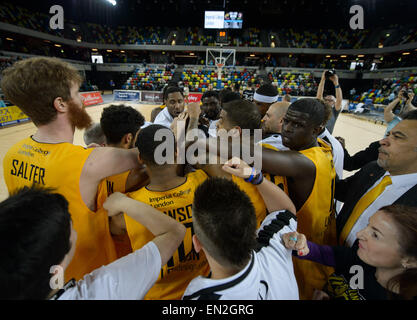 London, UK. 26. April 2015. BBL Play-Off-Viertelfinale (Rückspiel) London Lions V Worcester Wolves. Die Löwen feiern ihren Sieg über Wölfe 106 - 67. Bildnachweis: Stephen Bartholomäus/Alamy Live-Nachrichten Stockfoto