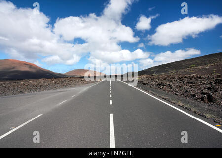 Straßenlauf durch vulkanische Wüste Lanzarote Stockfoto