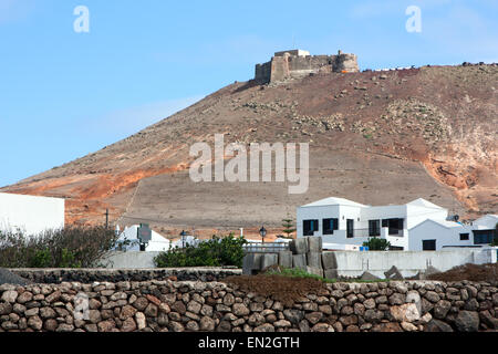 Teguise und Castillo de Santa Barbara. Lanzarote, Kanarische Inseln. Stockfoto