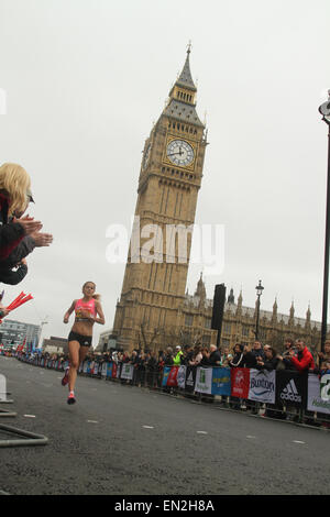 London, UK 26. April 2015. Ein Elite-Frau Läufer gesehen in Westminster. Ca. 37.800 Läufer wurden vorausgesagt, um die 35. Ausgabe des Laufes, etwa 37 Prozent, die Frauen begonnen haben. Foto: David Mbiyu / Alamy Live News Stockfoto