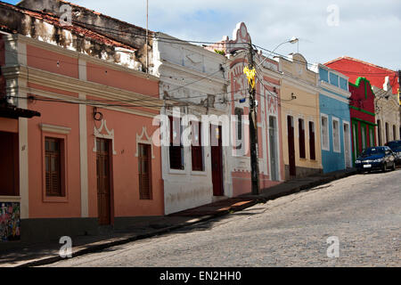 Olinda, Recife, Pernambuco, Brasilien, Straßenszene mit bunten Kolonialzeit Häuser Stockfoto