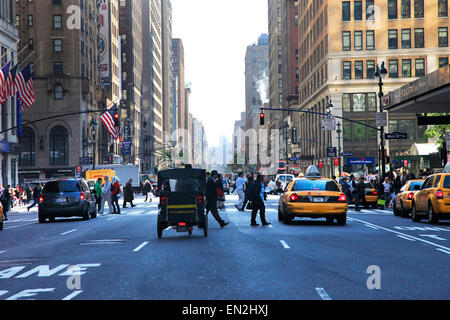 Dichten Verkehr auf der Straße. Kreuzung entlang 7th Ave & West 32nd Street in Midtown Manhattan Stockfoto