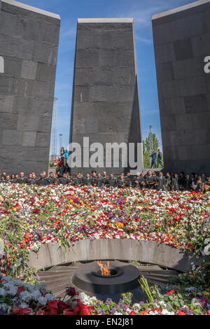 Yerevan, Armenien. 25. April 2015. Gedenkfeier am 100. Jahrestag des Völkermords an den Armeniern in den armenischen Völkermord Memoral in Eriwan am 25 April. Bildnachweis: Dennis Cox/Alamy Live-Nachrichten Stockfoto