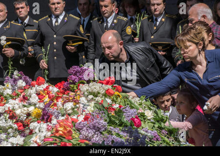 Yerevan, Armenien. 25. April 2015. Armenier die Niederlegung von Blumen an Gedenkfeier am 100. Jahrestag des Völkermords an den Armeniern in der armenischen Genozid-Denkmal in Eriwan am 25. April 2015. Bildnachweis: Dennis Cox/Alamy Live-Nachrichten Stockfoto