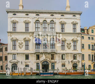 Venedig, Provinz Venedig, Italien. 7. Oktober 2004. Das 16. Jahrhundert Palazzo Balbi, am Canal Grande im Sestiere (Bezirk) von Dorsoduro, ist der Sitz des Präsidenten der Region Venetien und des Regionalrats. Venedig, ein UNESCO-Weltkulturerbe zählt zu den beliebtesten internationalen Reisezielen. © Arnold Drapkin/ZUMA Draht/Alamy Live-Nachrichten Stockfoto