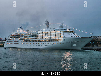 Venedig, Provinz Venedig, Italien. 7. Oktober 2004. Hell erleuchtet in frühen Abend Luxus Kreuzfahrten Silversea Kreuzfahrten Silver Cloud auf der Anklagebank in Venedig, Italien. Ein UNESCO-Weltkulturerbe, Venedig zählt zu den beliebtesten internationalen Reisezielen. © Arnold Drapkin/ZUMA Draht/Alamy Live-Nachrichten Stockfoto