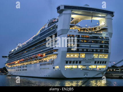 Venedig, Provinz Venedig, Italien. 7. Oktober 2004. Hell erleuchtet in frühen Abend Princess Cruises Star Princess auf der Anklagebank in Venedig, Italien. Ein UNESCO-Weltkulturerbe, Venedig zählt zu den beliebtesten internationalen Reisezielen. © Arnold Drapkin/ZUMA Draht/Alamy Live-Nachrichten Stockfoto