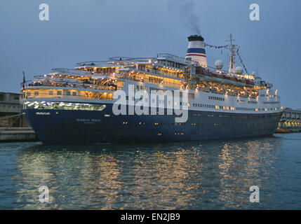 Venedig, Provinz Venedig, Italien. 7. Oktober 2004. Hell erleuchtet in frühen Abend Orient Lines MS Marco Polo auf der Anklagebank in Venedig, Italien. Ein UNESCO-Weltkulturerbe, Venedig zählt zu den beliebtesten internationalen Reisezielen. © Arnold Drapkin/ZUMA Draht/Alamy Live-Nachrichten Stockfoto