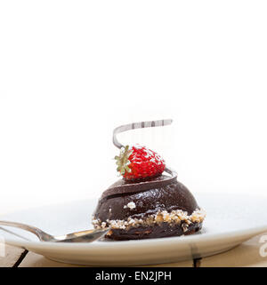 frische Erdbeeren Mousse au Chocolat in weiß mit silbernen Löffel Stockfoto