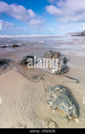 atemberaubenden blauen Himmel am Strand von Porthtowan in cornwall Stockfoto