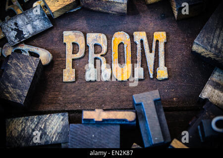 Das Wort PROM in rostigem Metall-Lettern geschrieben umgeben von Vintage aus Holz und Metall Buchdruck geben. Stockfoto