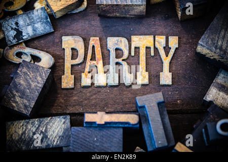 Das Wort PARTY in rostigem Metall-Lettern umgeben von Vintage aus Holz und Metall Buchdruck Art geschrieben. Stockfoto