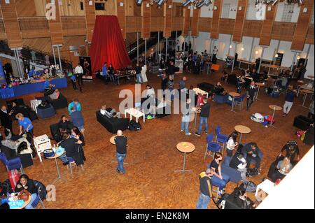 Schiedam, Niederlande. 26. April 2015. Lobby des Treatre auf der 38. niederländischen nationalen Meisterschaft Bodybuilding und Fitness f die IFBB Niederlande (NBBF) am 26. April 2015 im Theater ' Aan de Schie' in Schiedam, Niederlande. Verschiedene Geschäfte und Stände verkaufen ihre Ware. Bildnachweis: YellowPaul/Alamy Live-Nachrichten Stockfoto