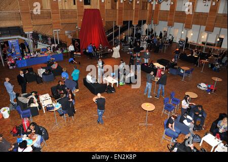 Schiedam, Niederlande. 26. April 2015. Lobby des Treatre auf der 38. niederländischen nationalen Meisterschaft Bodybuilding und Fitness f die IFBB Niederlande (NBBF) am 26. April 2015 im Theater ' Aan de Schie' in Schiedam, Niederlande. Verschiedene Geschäfte und Stände verkaufen ihre Ware. Bildnachweis: YellowPaul/Alamy Live-Nachrichten Stockfoto