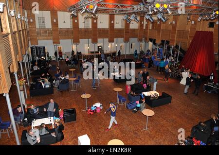 Schiedam, Niederlande. 26. April 2015. Lobby des Treatre auf der 38. niederländischen nationalen Meisterschaft Bodybuilding und Fitness f die IFBB Niederlande (NBBF) am 26. April 2015 im Theater ' Aan de Schie' in Schiedam, Niederlande. Verschiedene Geschäfte und Stände verkaufen ihre Ware. Bildnachweis: YellowPaul/Alamy Live-Nachrichten Stockfoto