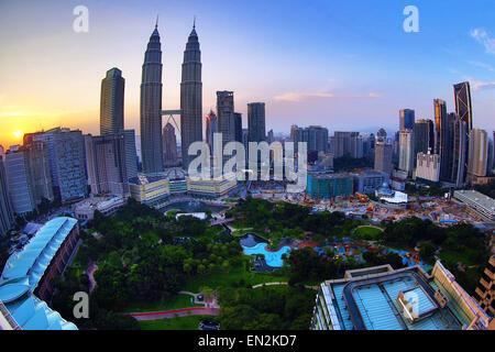 Petronas Twin Towers Hochhäuser am Sonnenuntergang, KLCC, Kuala Lumpur, Malaysia Stockfoto