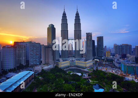 Petronas Twin Towers Hochhäuser am Sonnenuntergang, KLCC, Kuala Lumpur, Malaysia Stockfoto