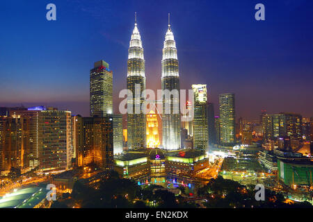 Petronas Twin Towers Hochhäuser am Sonnenuntergang, KLCC, Kuala Lumpur, Malaysia Stockfoto