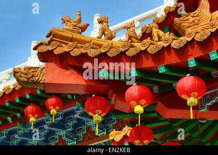 Rote Laternen und Dach Dekorationen auf den Thean Hou chinesischen Tempel, Kuala Lumpur, Malaysia Stockfoto