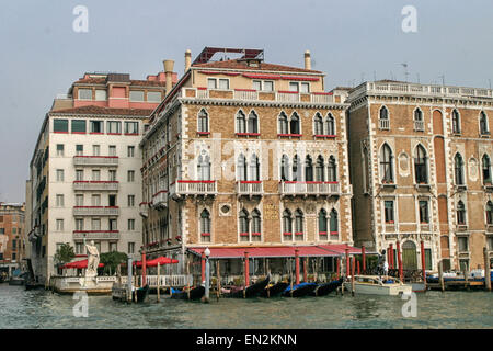 Venedig, Provinz Venedig, Italien. 7. Oktober 2004. Das Luxus Hotel Bauer Palazzo in einem Palast aus dem 18. Jahrhundert auf den berühmten Canal Grande. Ein UNESCO-Weltkulturerbe, Venedig, ein UNESCO-Weltkulturerbe, Venedig zählt zu den beliebtesten internationalen Reisezielen. © Arnold Drapkin/ZUMA Draht/Alamy Live-Nachrichten Stockfoto