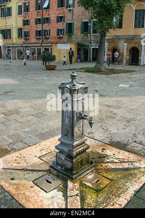 Venedig, Provinz Venedig, Italien. 7. Oktober 2004. Die kommunale Leitungswasser, eines historischen Relikt aus der Vergangenheit, in der Mitte des Campo del Nuovo Ghettos in Venedig. Ein UNESCO-Weltkulturerbe, Venedig zählt zu den beliebtesten internationalen Reisezielen © Arnold Drapkin/ZUMA Draht/Alamy Live News Stockfoto