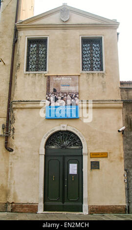 Venedig, Provinz Venedig, Italien. 7. Oktober 2004. Das jüdische Museum von Venedig (Museo Ebraica) in Campo de Gheto Novo, der Hauptplatz des heutigen jüdischen Ghettos, steht zwischen zwei antiken venezianischen Synagogen, die nur durch das Museum besucht werden können. Es befasst sich mit der Geschichte der venezianischen Juden durch Bilder und Objekte. Beachten Sie die Überwachungskamera angebracht an der Wand am Eingang hingewiesen. Venedig, ein UNESCO-Weltkulturerbe zählt zu den beliebtesten internationalen Reisezielen. © Arnold Drapkin/ZUMA Draht/Alamy Live-Nachrichten Stockfoto