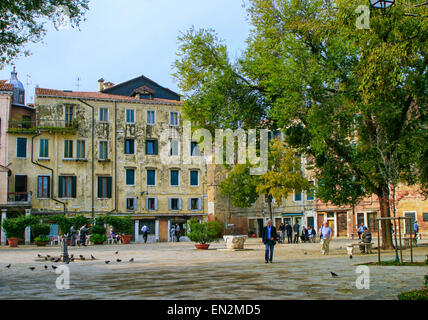 Venedig, Provinz Venedig, Italien. 7. Oktober 2004. Eine Gesamtansicht des Campo de Gheto Novo, dem Hauptplatz der heutigen venezianischen Ghetto in Cannereggio Sistere (Bezirk). Venedig, ein UNESCO-Weltkulturerbe zählt zu den beliebtesten internationalen Reisezielen. © Arnold Drapkin/ZUMA Draht/Alamy Live-Nachrichten Stockfoto