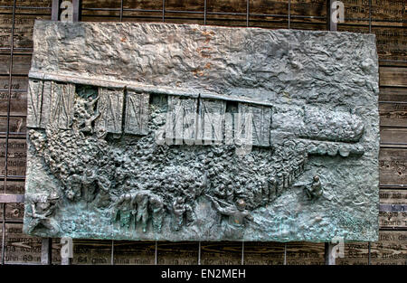 Venedig, Provinz Venedig, Italien. 7. Oktober 2004. Das bronzene Flachrelief Panel Darstellung der letzte Zug, gehört zu den Holocaust-Gedenkstätten im Campo del Nuovo Ghetto. Installiert im Jahr 1993 in einem Ausschnitt Abschnitt der Mauer mit den Namen und das Alter der venezianischen Juden getötet von den deutschen dahinter, wurde es von Arbit Blatas, ein Litauen geborene Künstler erschaffen, die seine Mutter im Holocaust verloren. Venedig, ein UNESCO-Weltkulturerbe zählt zu den beliebtesten internationalen Reisezielen. © Arnold Drapkin/ZUMA Draht/Alamy Live-Nachrichten Stockfoto