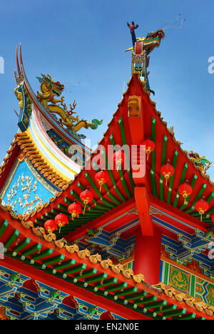 Rote Laternen und Drachen Dach Dekorationen auf den Thean Hou chinesischen Tempel, Kuala Lumpur, Malaysia Stockfoto