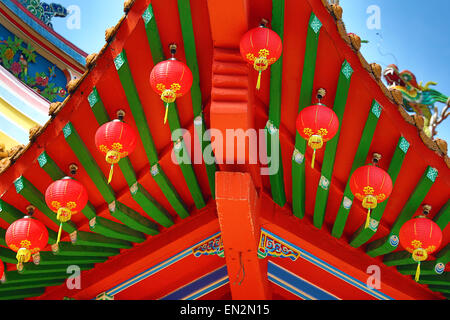 Rote Laternen und Dach Dekorationen auf den Thean Hou chinesischen Tempel, Kuala Lumpur, Malaysia Stockfoto