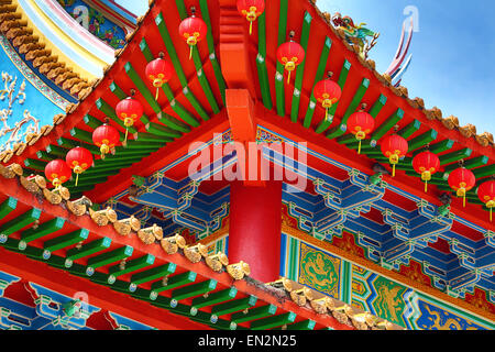 Rote Laternen und Dach Dekorationen auf den Thean Hou chinesischen Tempel, Kuala Lumpur, Malaysia Stockfoto