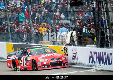 Richmond, VA, USA. 14. März 2015. Richmond, VA - 26. April 2015: Kurt Busch (41) sammelt die Zielflagge nach dem Gewinn der Toyota Eigentümer 400 auf dem Richmond International Raceway in Richmond, VA. © Csm/Alamy Live-Nachrichten Stockfoto