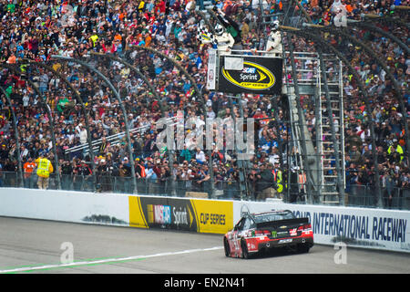 Richmond, VA, USA. 14. März 2015. Richmond, VA - 26. April 2015: Der NASCAR Sprint Cup Series Teams nehmen an der Strecke für die Toyota-Besitzer-400 auf dem Richmond International Raceway in Richmond, VA. © Csm/Alamy Live-Nachrichten Stockfoto