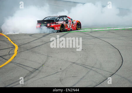 Richmond, VA, USA. 14. März 2015. Richmond, VA - 26. April 2015: Kurt Busch (41) feiert seinen Sieg mit einem Burnout Festlegung der vorderen Strecke nach dem Gewinn der Toyota Eigentümer 400 auf dem Richmond International Raceway in Richmond, VA. © Csm/Alamy Live-Nachrichten Stockfoto